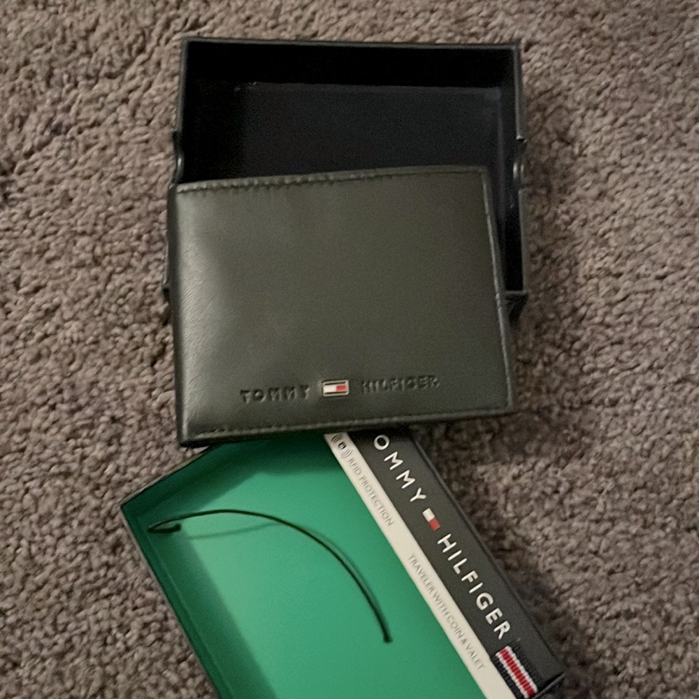 Mens trifold wallet